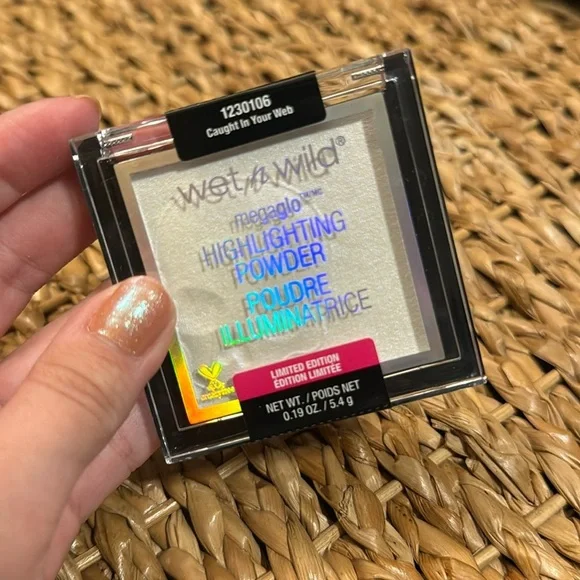 wet n wild MegaGlo Highlighting Powder, Caught In Your Web LIMITED EDITION - Picture 3 of 5